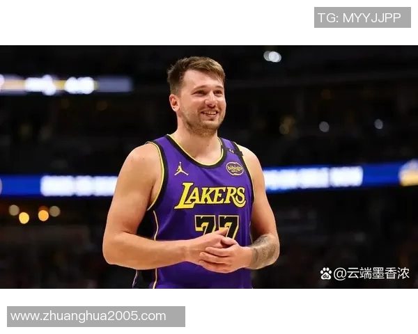 东契奇外线持球 弧顶三分出手打板命中